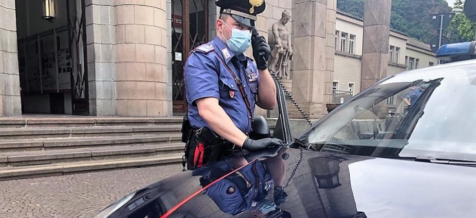 Rapina al supermercato, ferito l’addetto alla sicurezza colpito ripetutamente al volto: intervengono i carabinieri